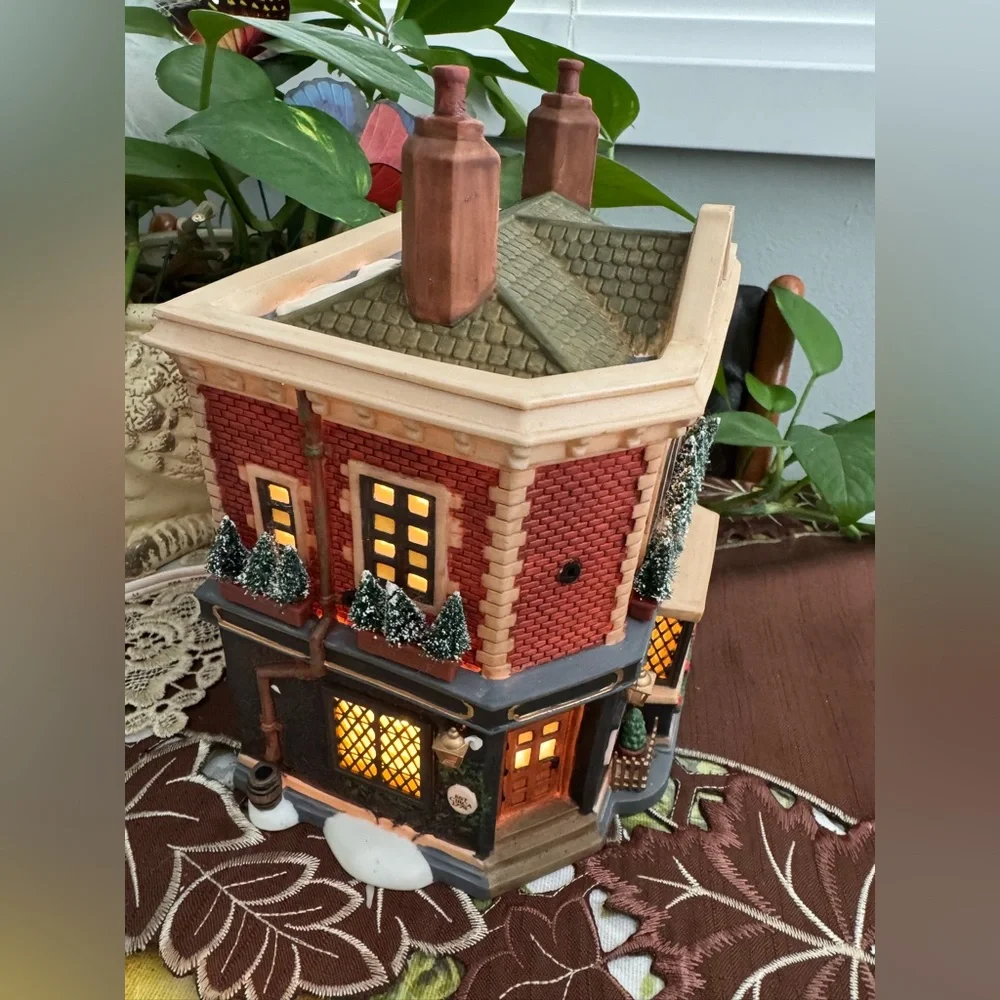 Department 56 Dickens' Village
Series The Horse and Hounds Pub - Picture 5 of 10